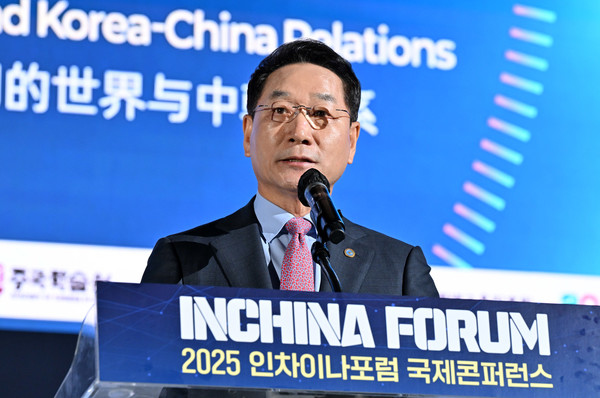 유정복 인천시장이 2일 '2025 인차이나포럼'에서 '전환의 시대, 세계와 한중관계 그리고 인천'을 주제로 기조연설을 하고 있다. 사진=인천시