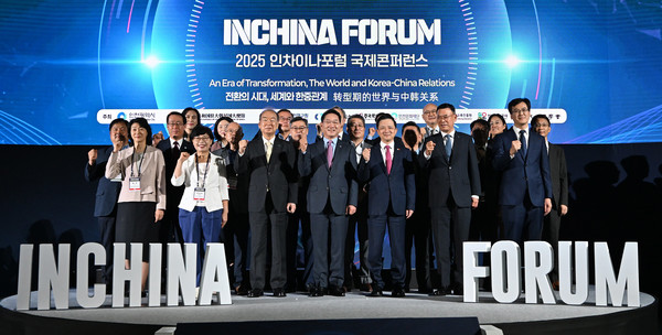 유정복 인천시장이 2일 송도컨벤시아에서 열린 '2025 인차이나포럼'에서 다이빙(戴兵) 주한 중국대사 및 참석자들과 기념촬영을 하고 있다. 사진=인천시