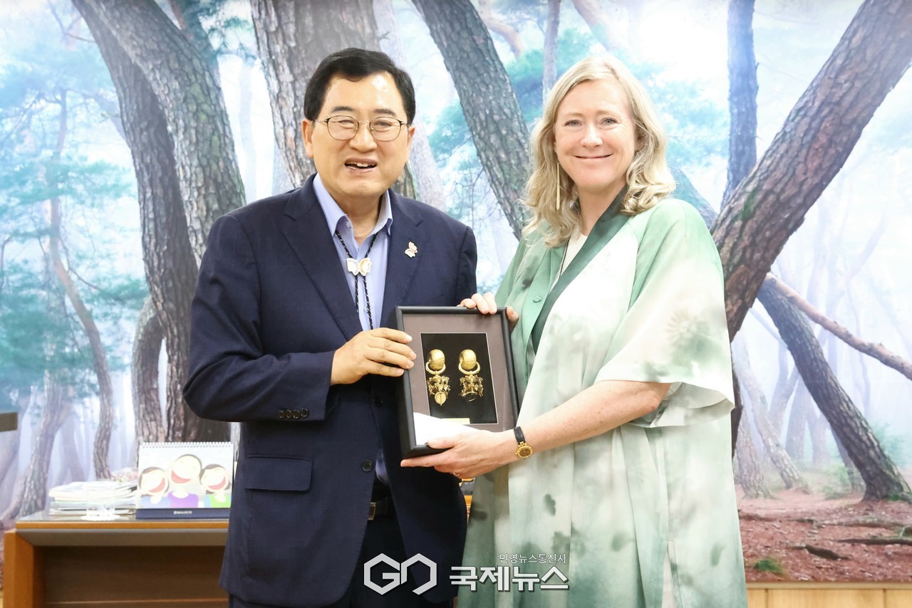 (제공=경주시) 던 베넷 주한뉴질랜드 대사를 접견하는 주낙영 경주시장(좌측)