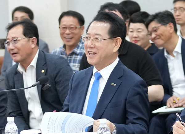 김영록 전라남도지사가 2일 나주시청에서 열린 ‘나주시 정책비전 투어’에 참석해 토론을 주재하고 미래 비전 및 정책현안 등 지역 발전에 대한 의견과 제안에 대한 질문에 답변을 하고 있다.@전남도청