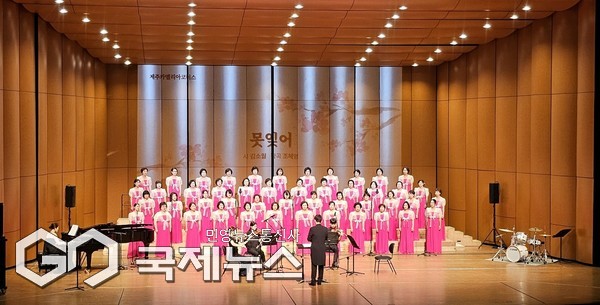 제주여자중고등학교 총동창회(회장 고숙희)는 지난 1일 오후 7시 30분 제주아트센터에서 제주여자중·고등학교 졸업생들로 구성된 도내 최초 동문합창단, 제주카멜리아코러스(단장 윤경선) 정기연주회를 성황리 개최했다.[사진=제주여자중고등학교 총동창회]