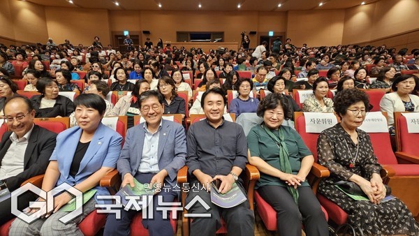 이날 정기연주회는 내·외빈 등 800석을 가득 메운 공연장은 뜨거운 열기와 환호, 힘찬 응원의 박수로 동문합창단 제주카멜리아코러스의 가장 멋지고 아름다운 무대가 펼쳐졌다.[사진=제주여자중고등학교 총동문회]