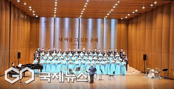 끝으로 제주카멜리아코러스와 오현OB합창단이 연합합창으로 화려한 공연의 대미를 장식했다.[사진=제주여자중고등학교 총동문회]