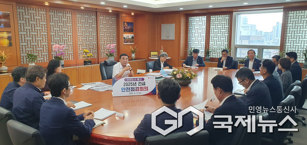 (사진제공=울산시) 3일 오전 10시 시청 본관 7층 시장실에서 김두겸 울산시장이 중대재해 예방을 위한 ‘긴급 안전점검 회의’를 주재하고 있다.