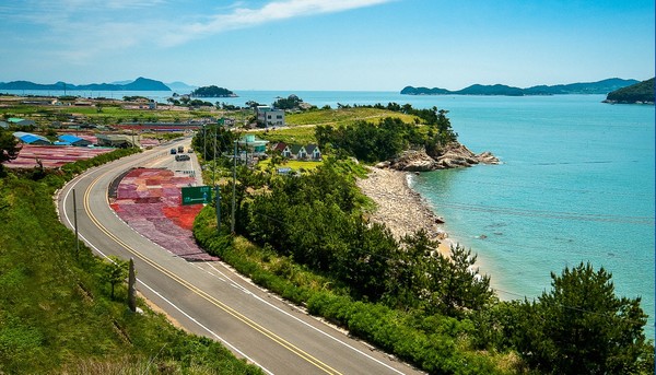 전라남도는 청명한 가을 날씨를 만끽할 9월 추천관광지로 해안 드라이브코스인 여수 일레븐브릿지, 고흥 금산해안경관도로, 해남 목포구등대 해안도로, 영광 백수해안도로 4곳을 선정했다.@전남도청