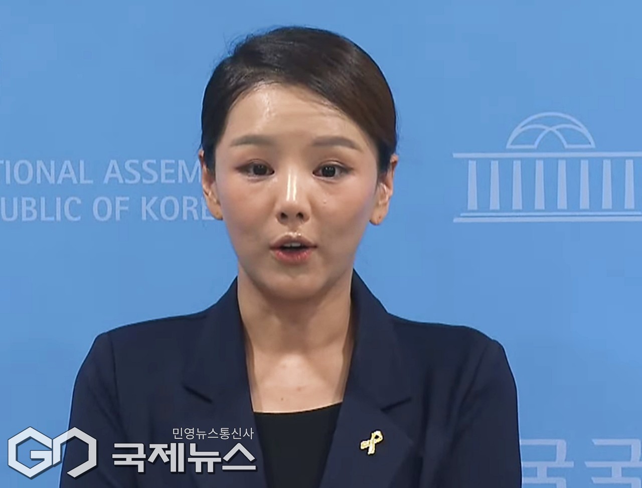 ▲강미정 조국혁신당 대변인은 4일 오전 국회 소통관에서 조국혁신당 내 성비위 고발 기자회견을 마친 후 기자들의 질문에 답변하고 있다./사진=고정화