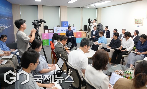 오영훈 제주도지사는 4일 오전 제주도 소통회의실에서 기자간담회를 열고 이 같이 밝히며 “행정서비스 개선, 도민 참여 확대, 권한 분산”이라는 원래 취지를 살리되, 도민, 의회, 정부와 추가 의견수렴과 공론화 과정을 거쳐 2027~2028년 시점 출범을 준비하겠다"고 추진 의지를 강력하게 피력했다.[사진=제주도]