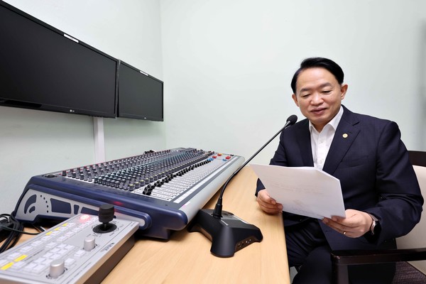 김찬진 동구청장이 ‘아침을 여는 청렴방송’을 진행하고 있다. 사진=동구청