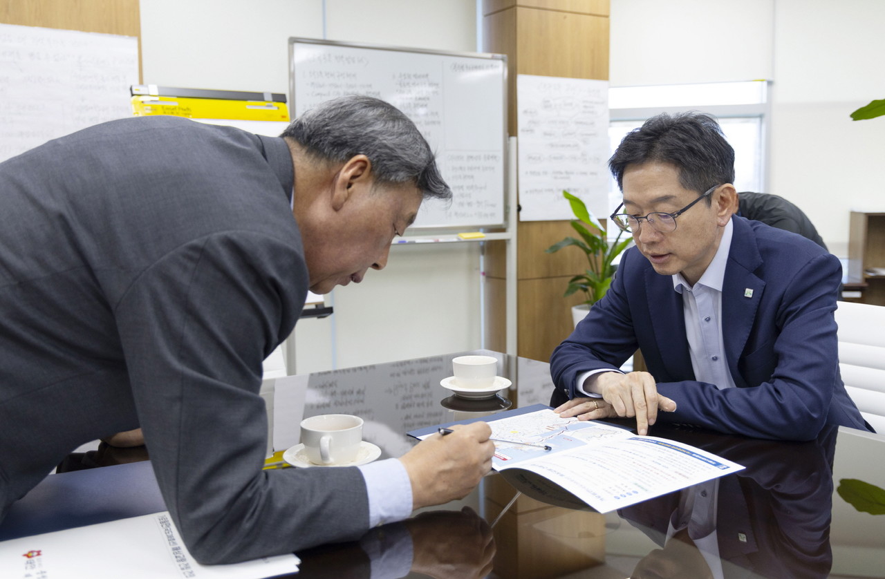 가세로 군수가  김경수 지방시대위원회 위원장엑 가로림만 해상교량 건립의 필요성에 대하여 설명하고 있다.(태안군)