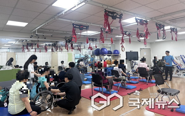 (사진/안산시 제공) 안산시 단원보건소 물리치료실에서 '장애인 웰니스 통합돌봄 프로그램'을 운영하고 있다.