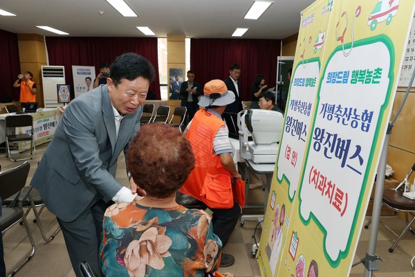 사진제공 = 가평군청           지역민과 인사를 나누는 서태원 가평군수