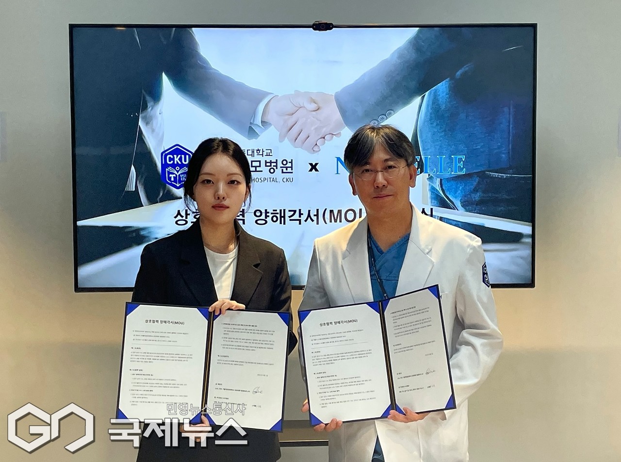 ▲황지원 나오벨르 대표(왼쪽)와 관절 전문의 채동식 가톨릭관동대 국제성모병원 교수는 5일 가톨릭관동대 국제성모병원에서 나노 관절 솔루션의 공동 개발과 상용화를 위한 상호협력 양해각서 체결하고 있다./나오벨르