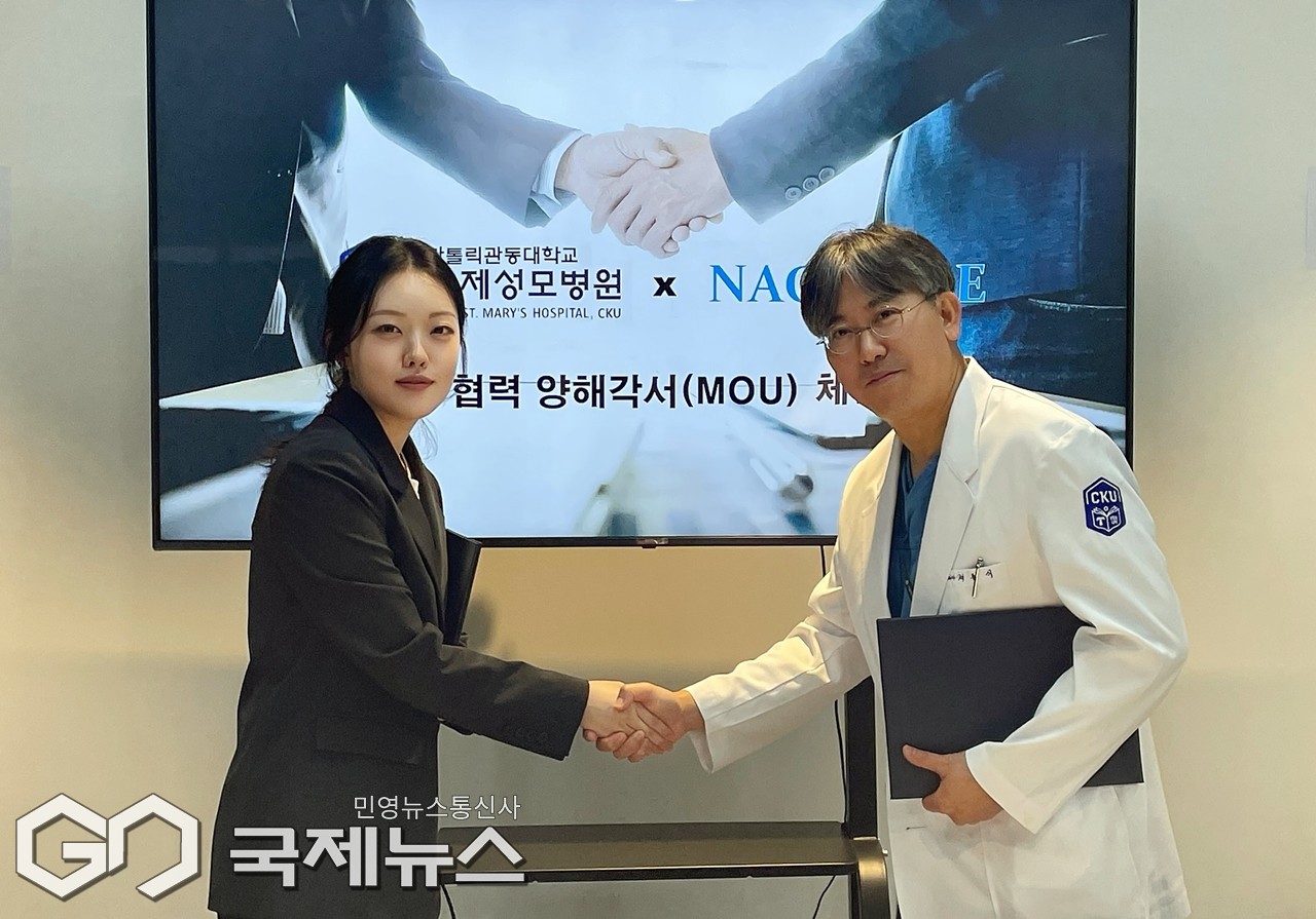 ▲황지원 나오벨르 대표(왼쪽)와 관절 전문의 채동식 가톨릭관동대 국제성모병원 교수는 4일 가톨릭관동대 국제성모병원에서 나노 관절 솔루션의 공동 개발과 상용화를 위한 상호협력 양해각서 체결하고 있다./나오벨르