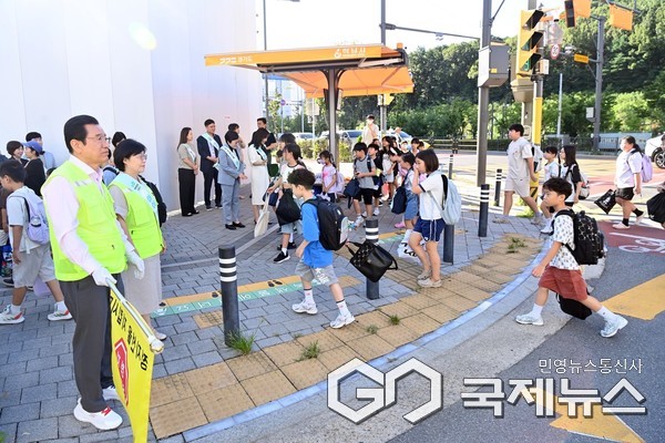 5일 이현재 하남시장(왼쪽)과 오성애 광주하남교육지원청 교육장(오른쪽)이 단샘초등학교 통학로에서 교통안전 캠페인 및 안전지도를 실시하고 있다.(사진=하남시)