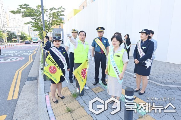 5일 이현재 하남시장(왼쪽 두 번째), 박성갑 하남경찰서장(가운데), 오성애 광주하남교육지원청 교육장(오른쪽 두 번째)과 녹색어머니연합회 등 관계자들이 단샘초등학교 통학로에서 교통안전 캠페인 및 안전지도를 실시하고 있다.(사진=하남시)