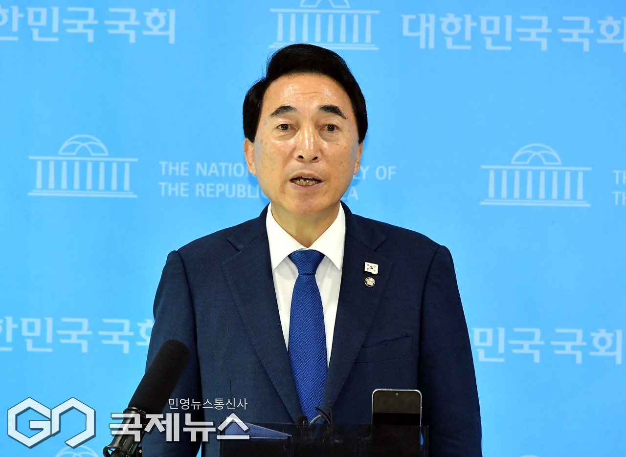 ▲박수현 더불어민주당 수석대변인은 5일 오후 국회 소통관 백브리핑장에서 오는 8일 이재명 대통령과 여야대표 회동에 대해 브리핑을 하고 있다./사진=이용우 기자