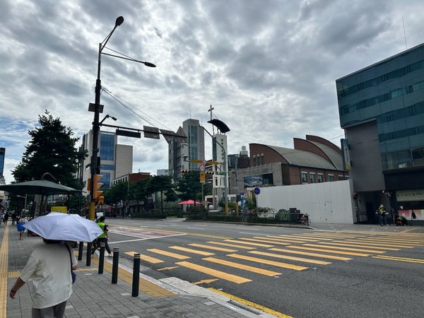 AI 카메라 기반 보행신호 자동연장 시스템이 적용된 횡단보도(사진=중구청 제공)