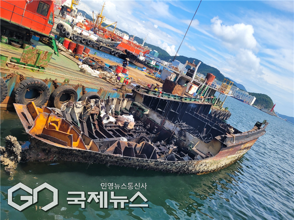 동**1호(유조선,62t) 부산 구평 **조선소 폐선 진행 모습