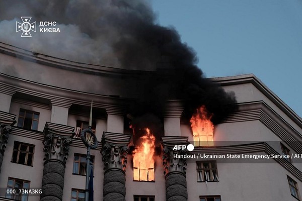 우크라이나 국가 비상구조대가 2025년 9월 7일 촬영 및 배포한 사진으로 러시아의 야간 공격으로 키이우에 있는 우크라이나 정부 청사에서 화재가 발생해 불길이 치솟고 있다. 사진제공/AFP통신