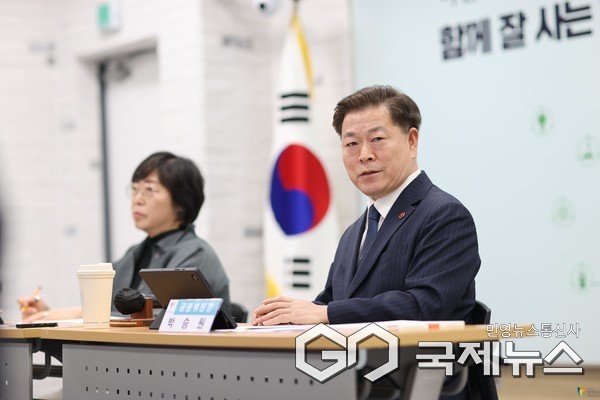 (사진/광명시 제공) 박승원 광명시장이 지난해 4월 시청 중회의실에서 열린 광명시 지속가능발전위원회 정기회의에 참석해 발언하고 있다.