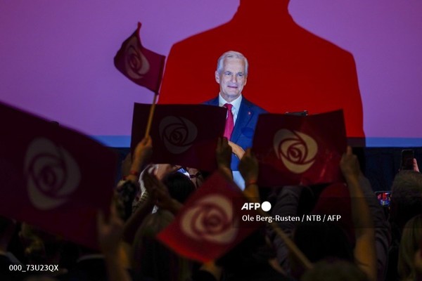 노르웨이 현 총리이자 노동당 대표인 요나스 가르 스퇴레 (왼쪽)가 8일(현지시간) 노르웨이 오슬로에서 총선 승리 연설을 하고 있다. 사진제공/AFP통신