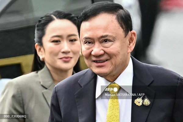 9일 태국 방콕 대법원에 도착한 탁신 친나왓 전 태국 총리와 해임된 딸 패통탄 친나왓(왼쪽). 사진제공/AFP통신