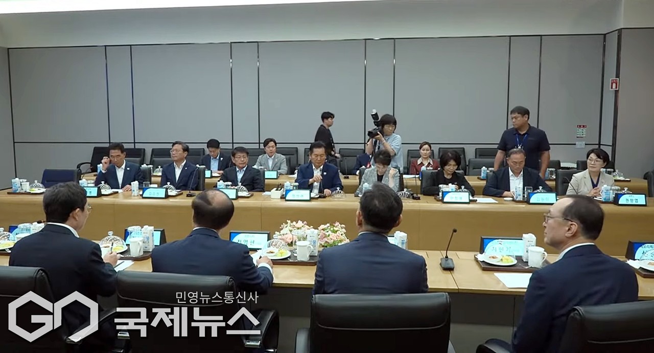 ▲ 10일 경기도 삼성전자 평택캠퍼스에서 더불어민주당 반도체산업 발전을 위한 현장 간담회가 열리고 있다./델리민주