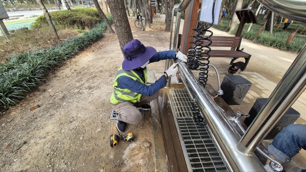  사진은 송도솔밭 안에 있는 세족장 정비 모습. (사진 = 포항시)