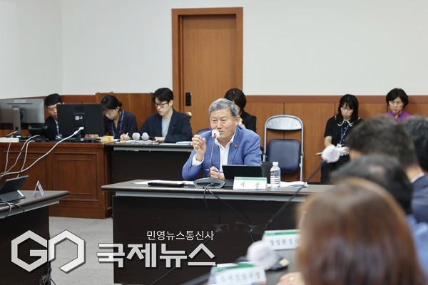 김완근 제주시장이 지난 주말 함덕해수욕장에서 열린 제주레저힐링축제의 성공적 마무리를 위해 밤낮없이 수고해 준 공직자들에게 감사의 뜻을 전했다.[사진=제주시]