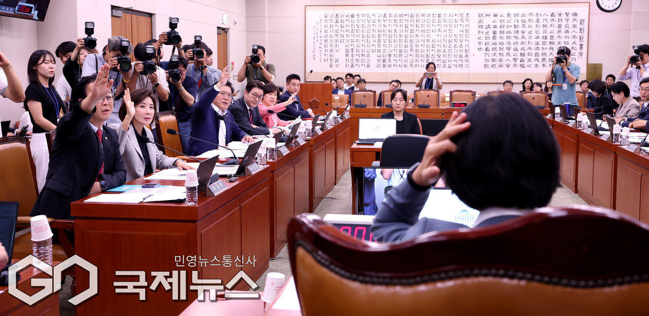 ▲10일 서울 여의도 국회에서 열린 법제사법위원회 전체회의에서 검찰개혁 입법청문회 실시계획서 채택에 대해 국민의힘 의원들이 반대 거수투표를 하고 있다./사진=이용우 기자