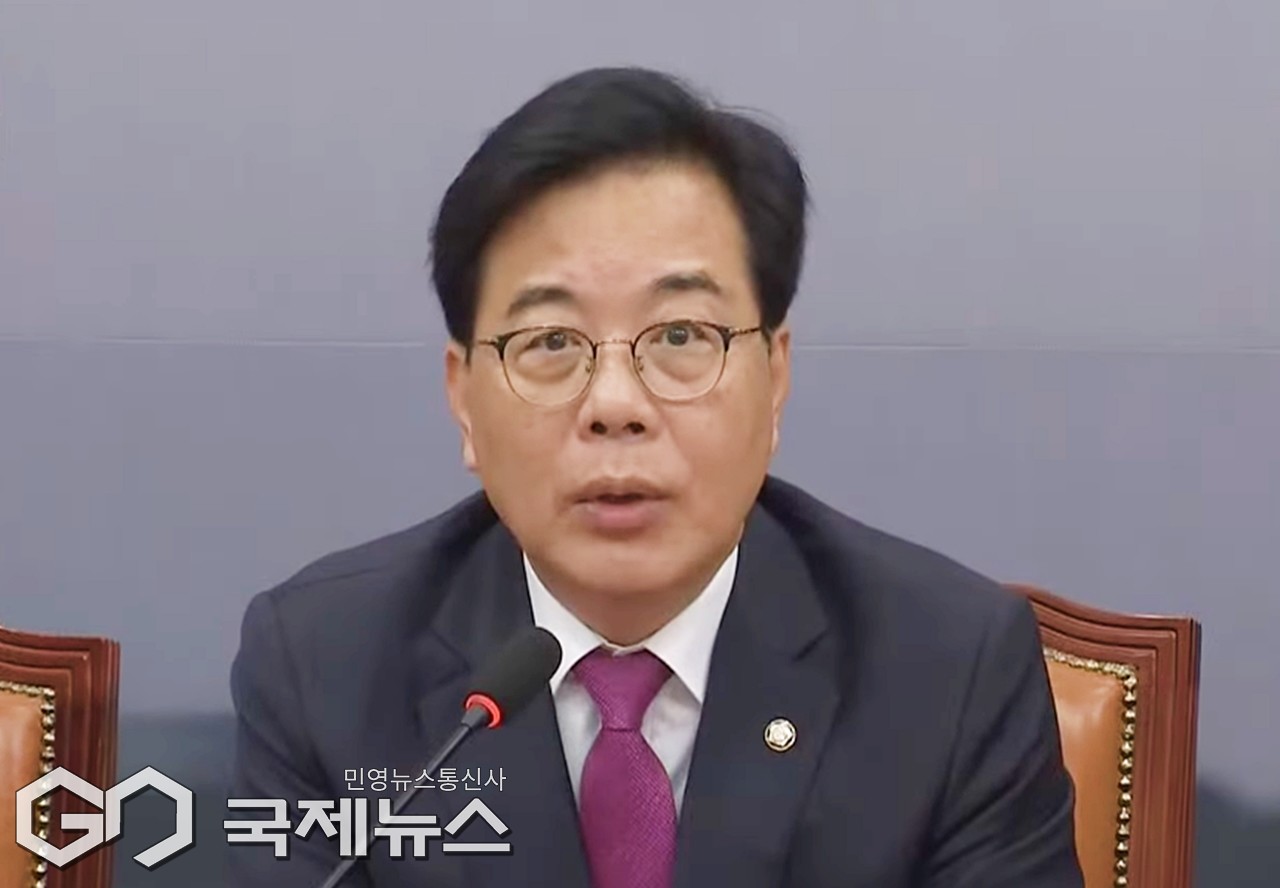 ▲송언석 국민의힘 원내대표는 11일 오전 국회에서 열린 최고위원회의에서 이재명 대통령은 협치를 주장했는데 취임 100일 기념선물로 여야 합의 파기 선물을 보내왔다며 강력하게 더불어민주당을 비판하고 있다./사진=이용우 기자 