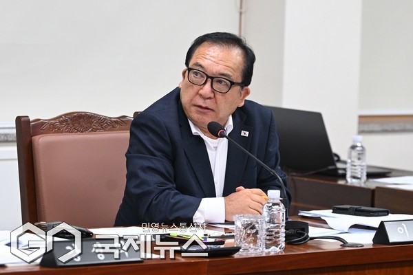 국민의힘 이정엽 도의원이 10일 오전 열린 제442회 임시회 제1차 회의에서 이은영 성평등 여성정책관에게 “여성스러운 가녀린 몸을 갖고 항상 고생을 많이 하신다”는 발언과 관련 여성공직자에 성희롱 발언을 했다는 논란이 일고 있다.[사진=제주도의회]