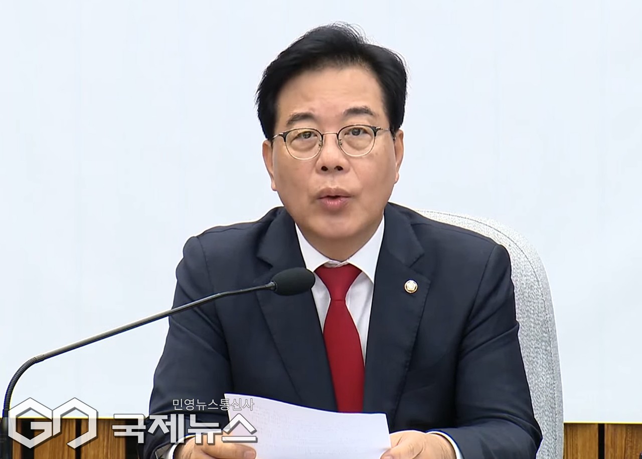 ▲송언석 국민의힘 원내대표는 12일 오전 국회에서 원내대책회의를 주재하며 대통령의 미소 띤 덕담은 완전한 거짓말였다고 비판하고 있다./사진=이용우 기자 
