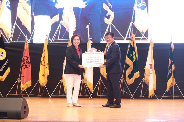 영월군여성단체협의회는 9월 11일 열린「제34회 영월군 양성평등대회」에서 지역의 어려운 이웃을 돕기 위해 성금 100만 원을 영월군에 기탁했다.<사진제공=영월군>