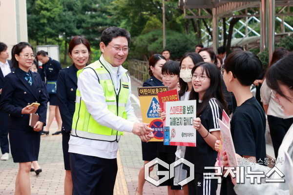 이상일 용인특례시장은 12일 수지구 현암초등학교에서 교통지도 봉사에 참여했다(사진=용인시)