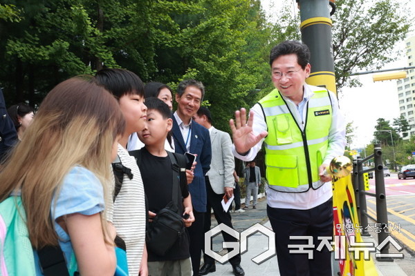 이상일 용인특례시장은 12일 수지구 현암초등학교에서 교통지도 봉사에 참여했다(사진=용인시)