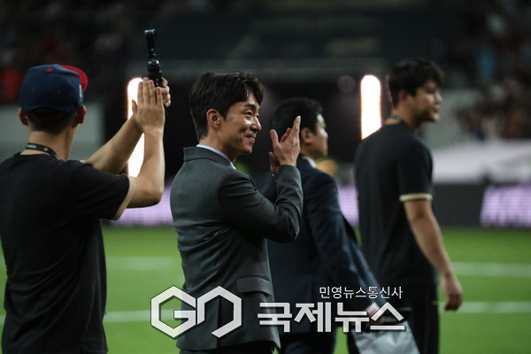 박정무 넥슨 사업부사장이 팬들에게 인사하고 있다. (사진/이윤성 기자)