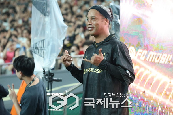 FC 스피어 팀 호나우지뉴 선수가 팬들에게 포즈를 취하고 있다. (사진/이윤성 기자)