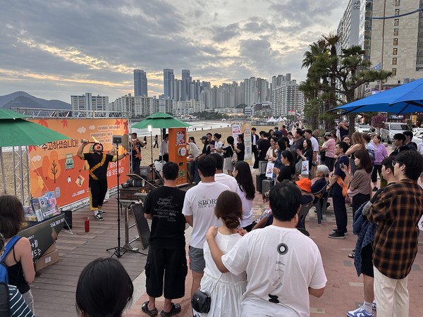 부산 광안리 해변 마술쇼. 사진/제주특별자치도관광협회 수도권제주관광홍보사무소