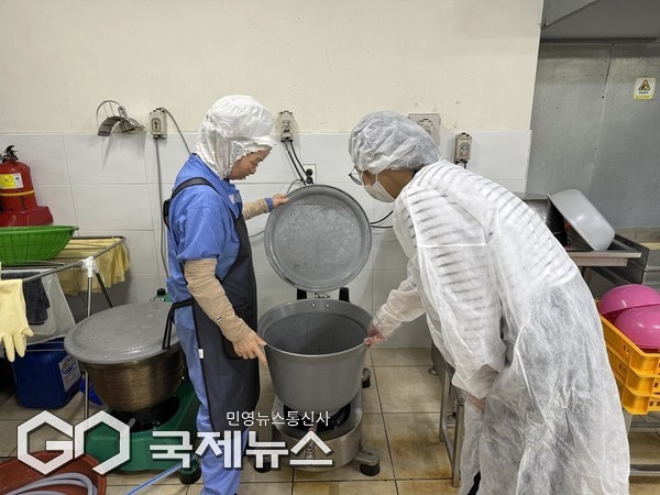 제주시가 추석 명절을 앞두고 시민들이 안심하고 먹거리를 구매할  수 있도록 식품 안전 전반을 집중 점검하기 위해 제수용·선물용 성수식품 제조·판매업체를 대상으로 위생 점검에 나섰다. [사진=제주시]