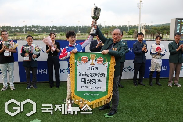 제주에서 열린 농림축산식품부장관배 대상경주에서 14세 제주마 ‘원당봉’이 막판 추입으로 역전 우승을 거머쥐었다.[사진=렛츠런 파크 제주]