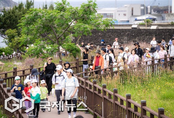 제주의 길과 문화를 세계에 알리는 ‘2025 펠롱펠롱 제주올레 글로벌 어린이 걷기 축제’가 오는 20~21일 제주올레 7코스에서 열린다.[사진=제주도]