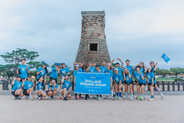 경주 첨성대에서 런트립 참가자들. 사진/한국관광공사