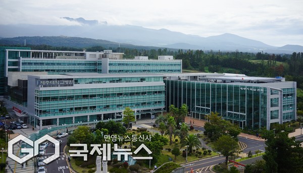 제주권역책임의료기관인 제주대학교병원과 제주지역책임의료기관인 서귀포의료원은 오는 22일 제주오리엔탈호텔 한라홀에서 ‘AI기반 중증응급 심혈관계 질환자의 이송체계 구축’을 주제로 워크숍을 개최한다.[사진=제주대학교병원 전경]