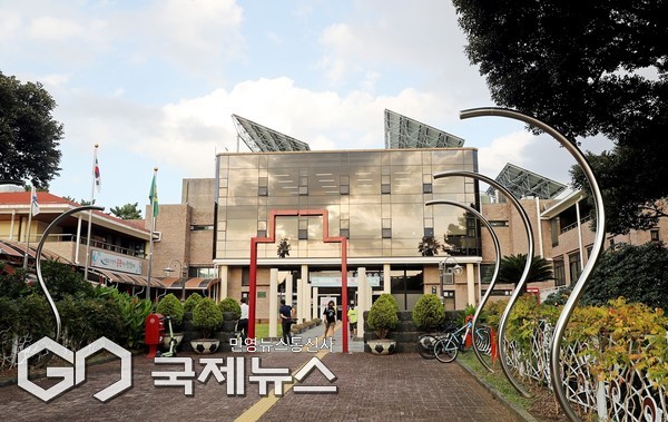 탐라도서관은 AI 어린이 친화공간 조성공사를 완료하고, 개선된 공간과 서비스를 지역사회에 알리기 위해 ‘오감으로 채우는 도서관 이야기’를 주제로 재개관 프로그램을 진행한다.[사진=탐라도서관 전경]