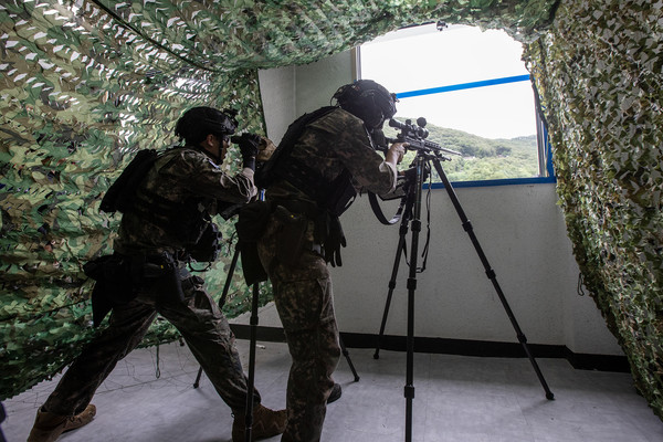 대회에 참가한 한국군 저격수가 건물 내부에서 무작위 표적에 대한 정밀사격을 실시하고 있다.(사진제공.육군)