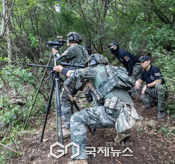 한국군 저격수가 이동표적에 대한 표적 식별 및 제압사격을 실시하고 있다.(사진제공.육군)