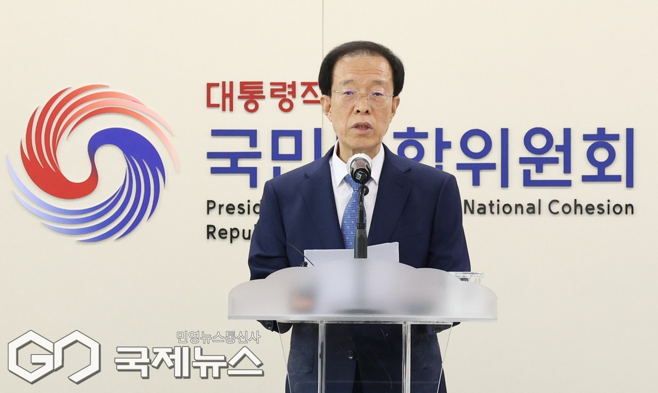 ▲이석연 대통령직속 국민통합위원장은 15일 국민통합위원회 대회의실에서 열린 취임식에서 갈등현장과 소외된 그늘에서 울려 나오는 생생한 목소리를 경청해 이를 대통령께 건의하고 자문함으로써 그들의 목소리가 국정 전 분야에 반영될 수 있도록 소임을 다하고자 한다고 취임사를 하고 있다./통합위 