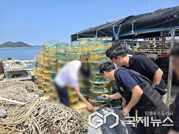  어민들이 본인 소유임을 나타내는 표식을 그물마다 남겨둔다는 점에 착안해 여러 어선들에 실려 있는 그물들을 촬영해 분석했다./ 사진=군산해경