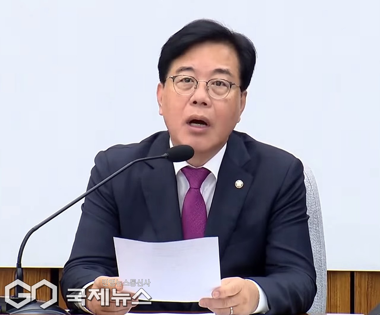 ▲송언석 국민의힘 원내대표는 16일 오전 국회에서 열린 원내대책회의에서 국민의힘은 민주주의를 지키는 헌법수호 정당으로서 헌정을 파괴하는 세력에 대항해 권력의 반헌법적 책동에 대해 끝까지 결연히 맞서 싸울 것이라고 밝히고 있다./사진=이용우 기자 